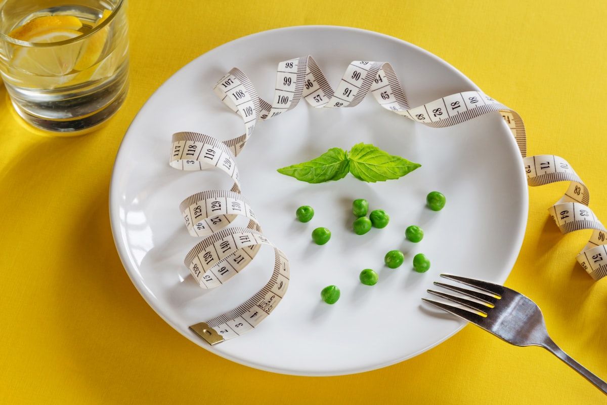 Piani alimentari personalizzati - Nutrizionista che prepara un piano